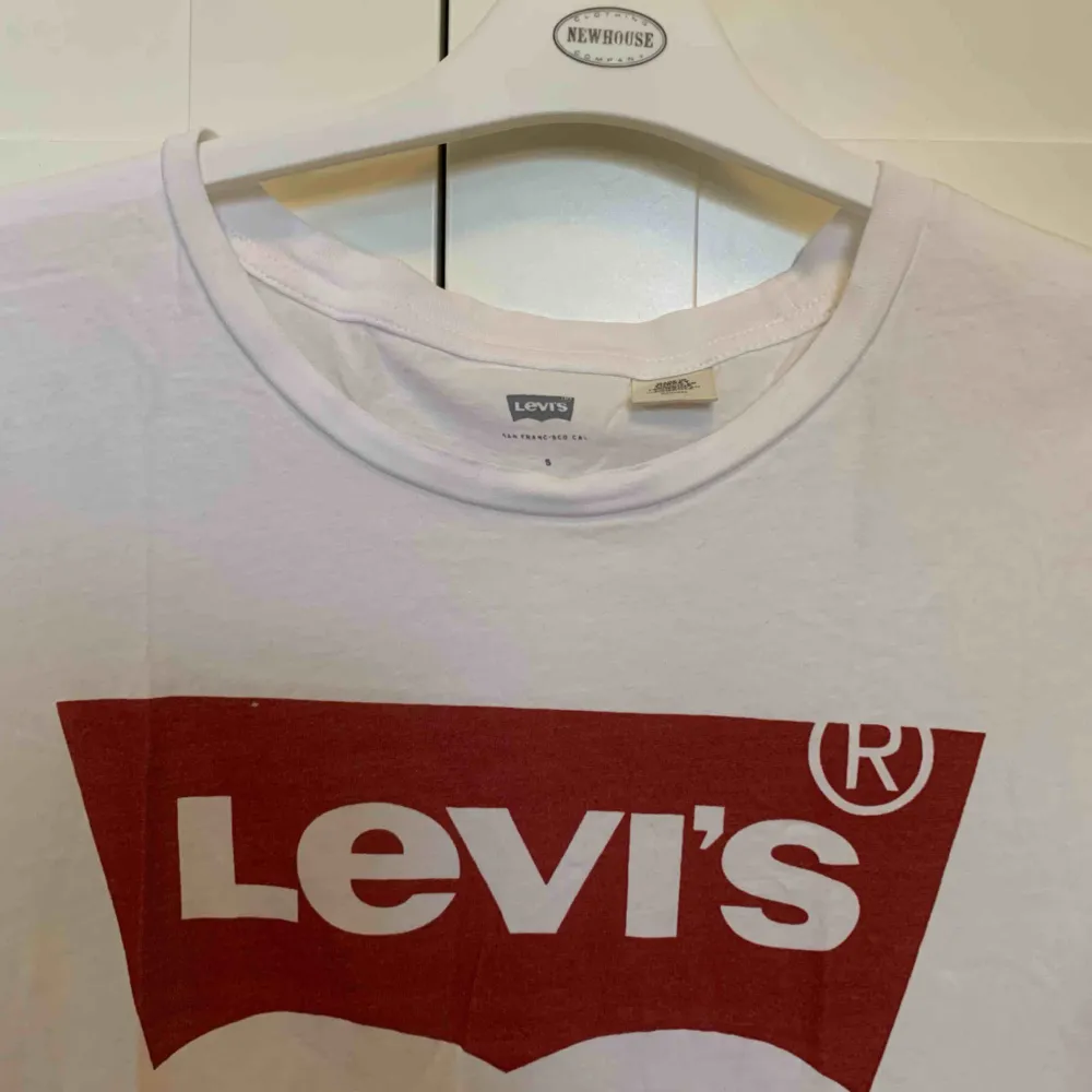 En Levi’s t-shirt som passar till allt! Lite skrynklig men det går lätt att fixa. Fortfarande i fint skick och fler bilder kan skickas☺️ Köparen står för frakten. . T-shirts.