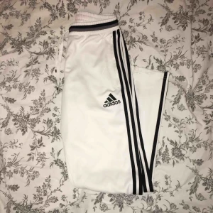  - Adidasbyxor, använda ca 2 gånger. Frakt tillkommer