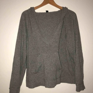  - grå kofta, storlek XXL passform L/XL. Frakt tillkommer!