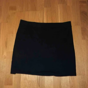  - svart kort kjol, storlek L. Frakt tillkommer!