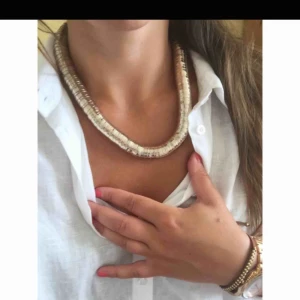  - Supersnyggt halsband! ✨💫🤩 150 kr Armband i läder (reglerbart) med guldfärgade pärlor 100 kr