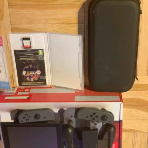  - Nintendo switch med tillbehör. 2 spel FIFA 18 och mariokart, samt en skyddsväska