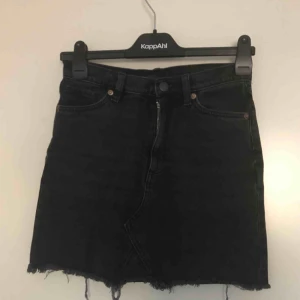  - Svart jeans kjol från monki. Använd men i god skick