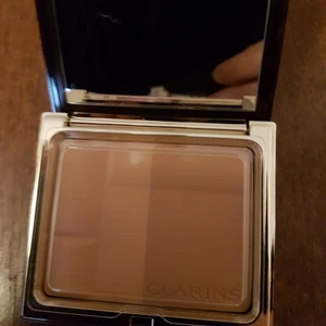  - Helt ny aldrig använd endast kartongen till den som är borta tyvärr. Ultra-fint kompakt solpuder i två nyanser  för en perfekt anpassad och naturlig  solfärg. Ger en medium täckning och en  sammetslen och jämn finish. De två  kompletterande gör det möjligt att  "skulptera" ansiktet genom att leka med  skuggor och ljus.   finns i vårby gård (huddinge) pris går att disskuteras vid snabb affär men tänk till en gång extra innan du ger ett skambud vore väldigt tacksam över det