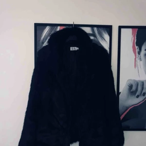  - Pälsjacka (fuskpäls) från Nakd Linn Ahlborgs kollektion. Använda ca 2 gånger och i vääldigt bra skick! :) Köparen står för frakten. (Frakten ingår ej i det angivna priset)  Nypris 1 099