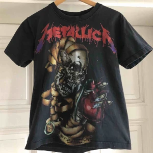  - Väl använd och Snyggt urtvättad. Något crackelerat tryck på baksidan. Kan hämtas i Uppsala eller skickas för 39 SEK 