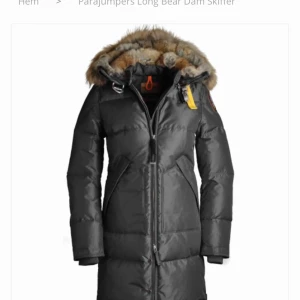  - Jag säljer min Parajumper Long bear. Färgen är mossgrön. 1 år gammal. Kvitto finns inte då den låg i en plånbok som sorgligt nog blev snodd i London. 