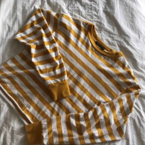  - Gul och vitrandiga mysig tröja från BRANDY MELVILLE   One Size   Köpt i USA   Endast använd ett fåtal gånger   Kan fraktas för 59 kr extra eller mötas upp i Lund/Malmö