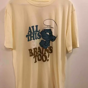  - Smurf tröja ”All this & brains too”. Ny i storlek Large. 42:- plus frakt 18:- = 60:- totalt