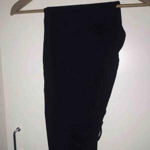 Ett par grå/svarta jeans  Storlek 30/32 Ny pris 599kr 