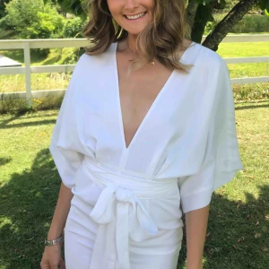  - Student/midsommar klänning. Använd en gång. Slutsåld på asos. ”Kimono” style. Storlek 36. Kan skickas! Jag är 179cm.