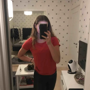  - Helt vanlig röd t-shirt från gina! 