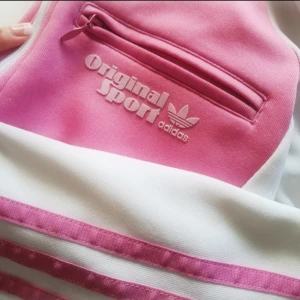  - Rosa adidas= 50 kr Puma=50 kr Svart Adidas= SÅLD (Nypris 550, endast använd 1 gång pga felköp därav priset) För frågor/fler bilder kontakta mig privat 🌟