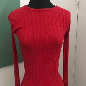  - Röd ribbstickad tröja ifrån ginatricot. 100kr inklusive frakt. 