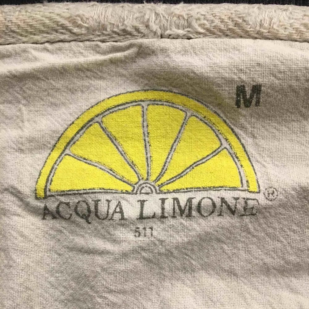 Baksidan på den första bilden och framsidan på bild två. En fin vintage acqua limone tröja som är avklippt så den kommer precis över rumpan. Endast ett litet hål uppe vid axeln i sömmen. . Hoodies.