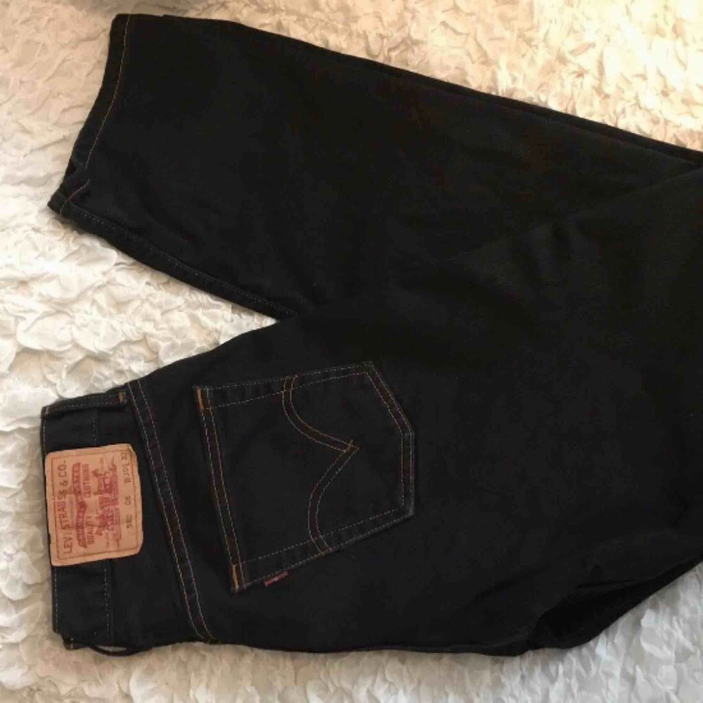 LEVIS svarta mom jeans W: 30 L: 32 . Jeans & Byxor.
