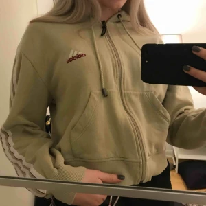  - Adidas hoodie köpt på humana förra året, använd enstaka ggr! Strl L men sitter mer som XS/S, frakt tillkommer:( <3
