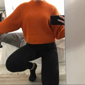  - Mycket fin stickad tröja  ifrån Monki i nyskick då den använts 2 ggr och efter det tyvärr bara hängt i garderoben. Den är i stl xxs dock ganska stor i stl så passar en xs också. Köparen står för frakten på 54:- & betalning sker via swish! 💕