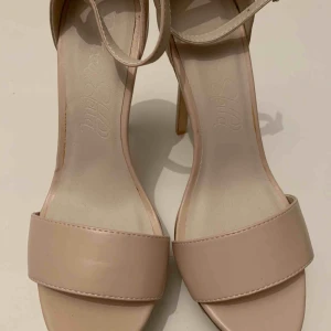  - Oanvända Rebecca Stella skor