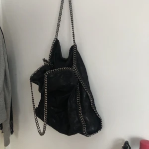 - Stella Mccartney inspirerad väska. Bra kvalité och väldigt rymlig! 
