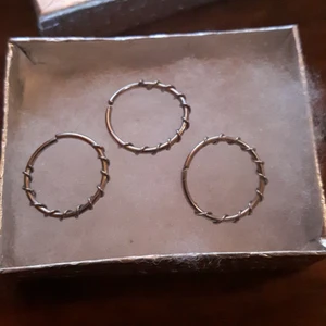 - Piercing ringar , böjs lätt för öppning.  Diameter 12 mm.  Tjocklek 1.0  ( original pris - 15,26 kr. ) säljer alla 3 för 30 kr.  Har använt 1 gång därefter har jag tvättat dom!   Frakt tillkommer vid köp, kan även hämtas upp i Malmö eller Hässleholm.  😊  