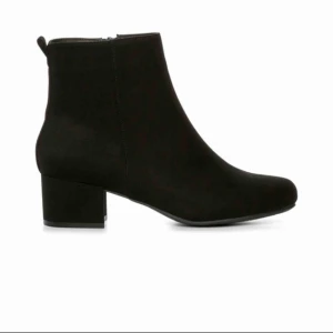  - Svarta (matta) klackar ifrån feetfirst  Används 1 gång och ser nästan som nya ut Säljer dem pågrund av att dem inte kommer till användning  