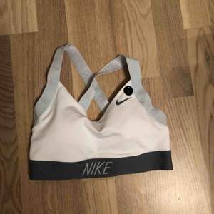 Nike sport-bh, liten i stl, aldrig använd.. 150kr