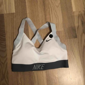  - Nike sport-bh, liten i stl, aldrig använd.. 150kr