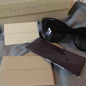 Stora svarta cateye solglasögon från Stella McCartney. Köpt på NK för ett år sedan o är i bra skick. Allt medföljer som ask märkescertifikat mm.