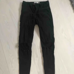  - Snygga svarta slitna jeans ifrån Gina passform: Molly