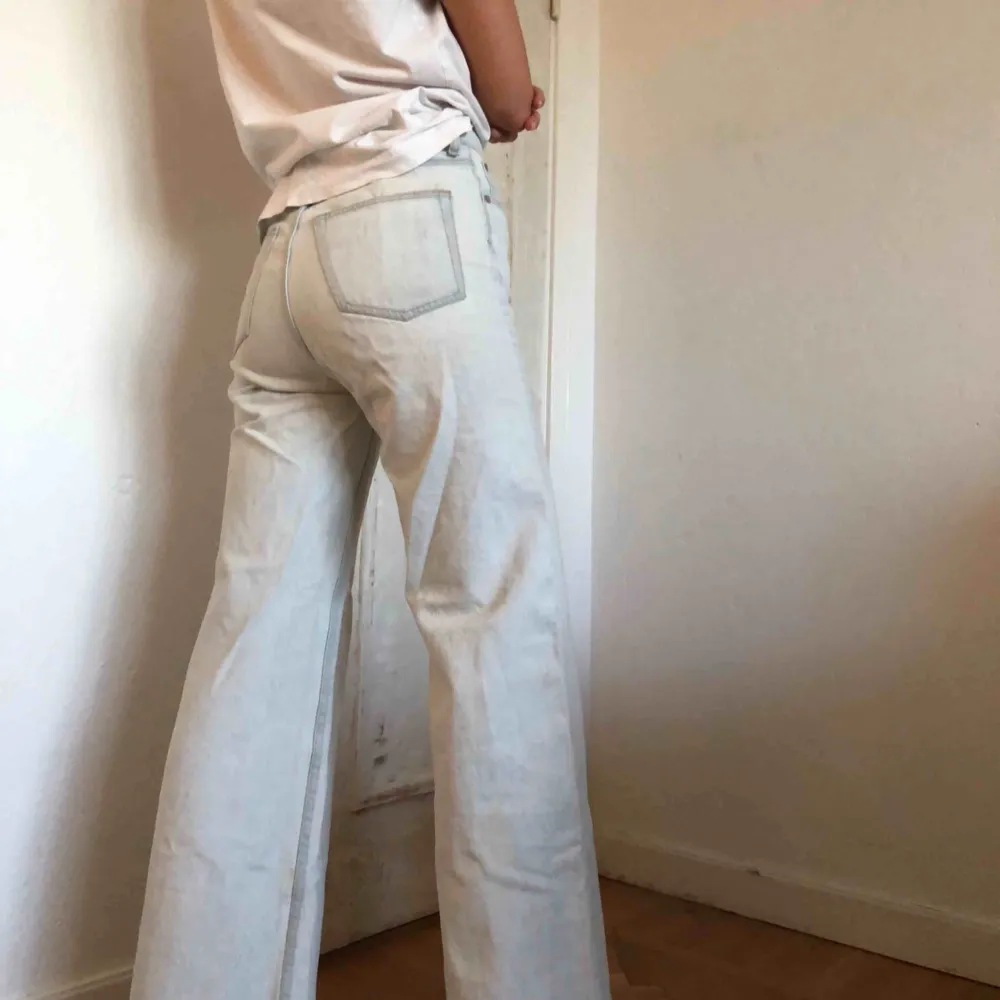 Bleka Aces från Weekday i fint skick! Strl 24/32 100% bomull   Mer info: https://www.weekday.com/en_sek/women/categories/jeans/product.ace-bleached-jeans-blue.0613712001.html. Jeans & Byxor.