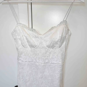  - En super fin spets klänning ifrån Nelly Storlek m, men rätt liten så passar mer som en S.  Perfekt nu till student eller andra sommar festligheter. Aldrig använd, köparen står för frakten☺️📦