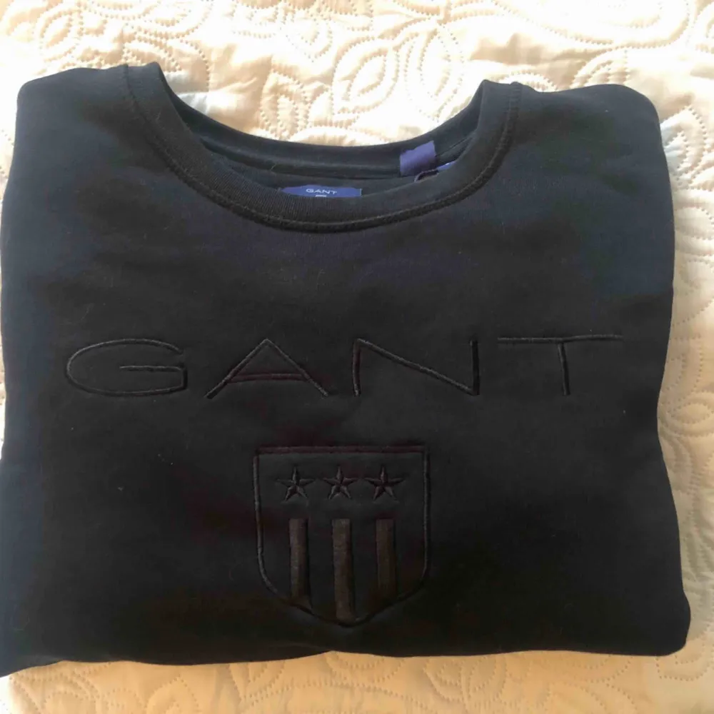 Helt oanvänd Gant tröja köpt på best of brands, säljer då jag ej använder den.. Tröjor & Koftor.