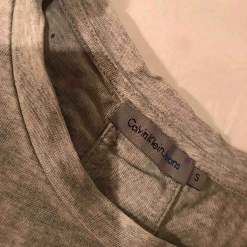 T-shirt från Calvin Klein, köpt för 499kr!🌸 priset är inklusive frakt och betalningen sker via swish☺️. T-shirts.