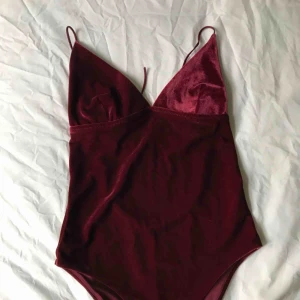  - Vinröd baddräkt i sammet. Den har öppen rygg och är knappt använd! Swish och frakten ingår inte. 