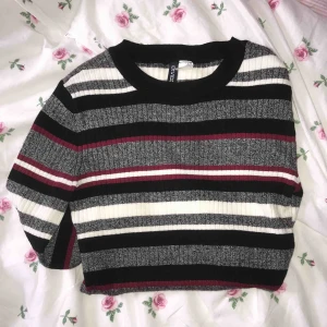  - Fin tröja från H&M, använd 1-2 gånger, super bra skick och är som ny! Köparen står för frakt💗
