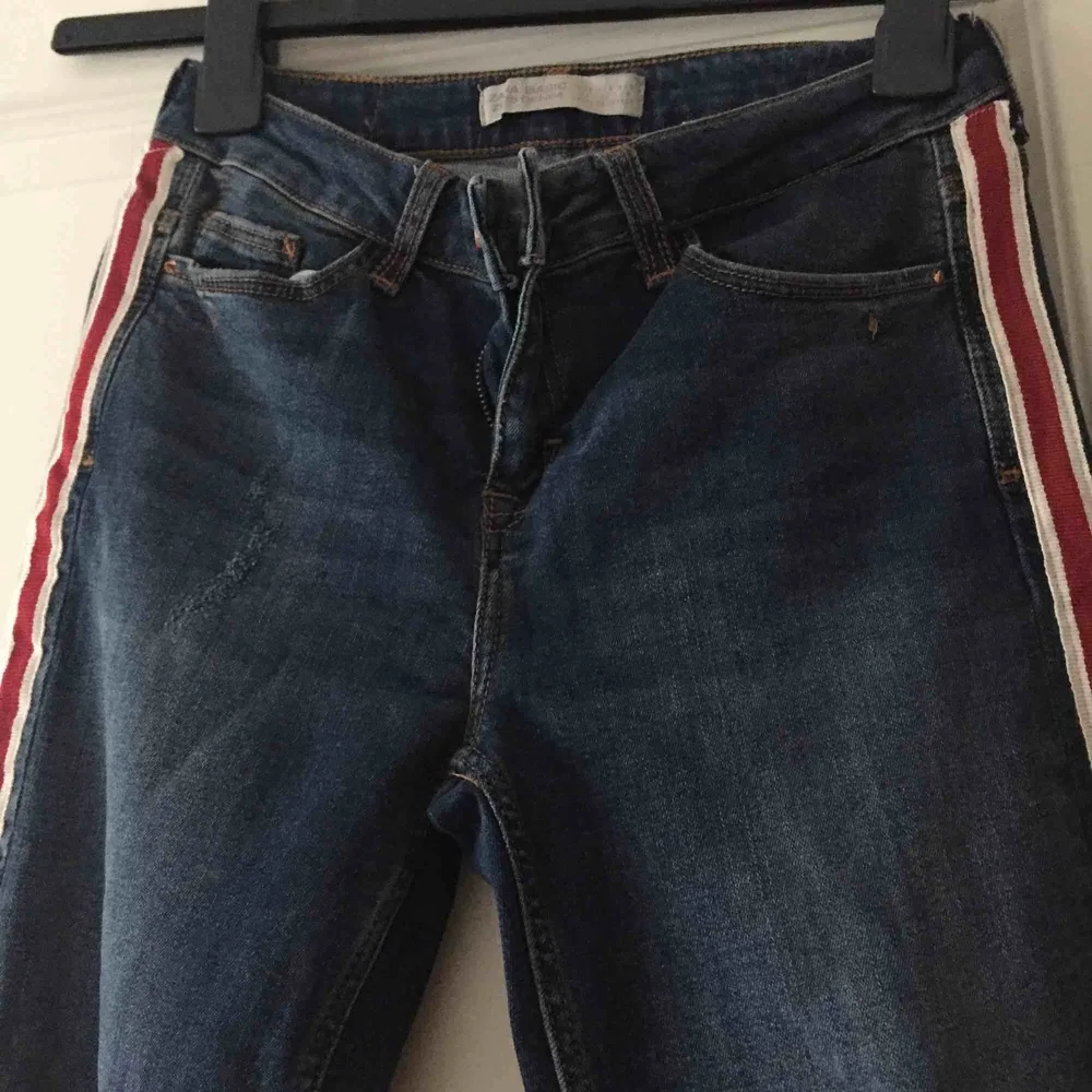 Jeans från Zara, använda ungefär 3 gånger. Modellen har slitningar och ett hål vid knäet. Pris kan diskuteras vid snabbt köp! . Jeans & Byxor.