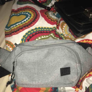  - superfin, sparsamt använd midjeväska från lager 157! köparen betalar frakt!! 