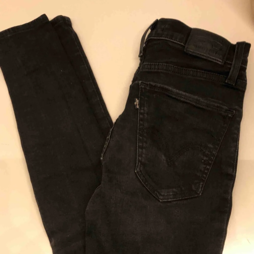 Super skinny Levi’s jeans med hög midja som går upp över naveln. Väldigt skön modell men tyvärr för små. Liten liten fläck på benet därav priset. Nypris: Ca 1000kr. Väldigt bra skick. W23 L32. Frakt tillkommer. Jeans & Byxor.