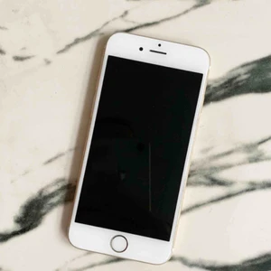  - Säljer nu min iPhone 6s 35GB i färg guld! Telefonen är köpt 2017, fungerar felfritt. Inga synliga repor på skärmen men några små på baksidan, inget som syns mycket ihäller. :)