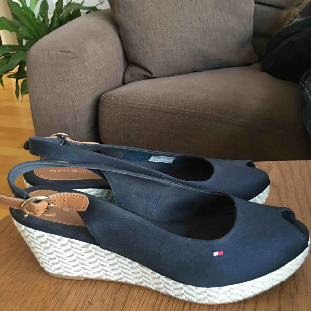 Jättesnygga Tommy Hilfiger sandaler. 😍Använda en gång. Älskar dem men kan tyvärr inte använda dem🥰. Skor.