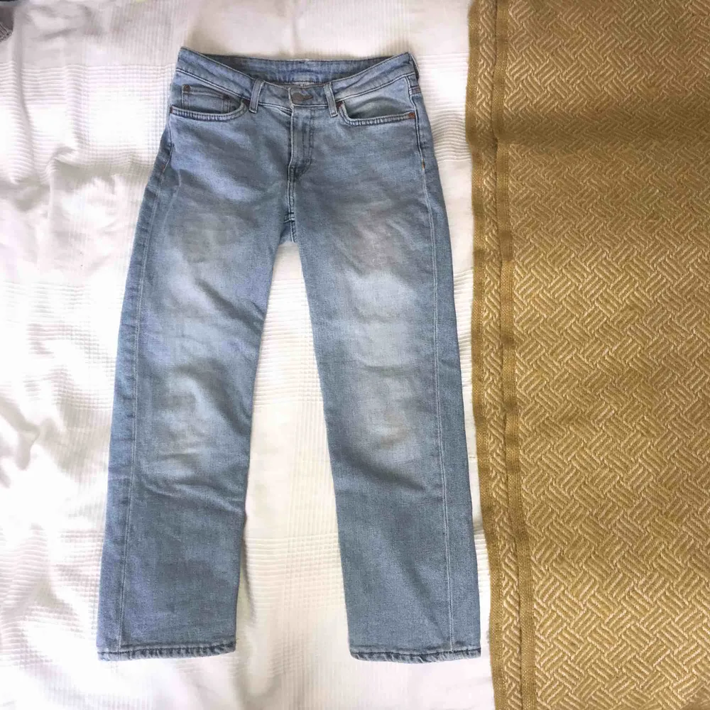 Ljusblåa jeans ifrån Weekday. Ungefär ankellånga och dom är i modellen mom-fit, säljer pga att dom är för stora i midjan😋nypris:500kr. Jeans & Byxor.