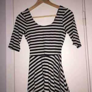  - Söt randig peplumtopp från Ginatricot. Köparen står för frakt