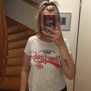  - Snygg T-shirt me tryck, använd 1 gång