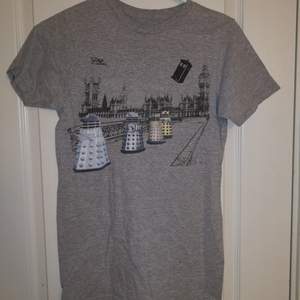 En grå t-shirt med bild från Doctor Who. Tycker mycket om den men kommer sällan till användning. Köptes på Hot Topic för 2-3 år sen. Kan hämtas i Lund eller Eslöv, annars tillkommer frakt.