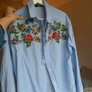  - Broderad oversizeskjorta från BIKBOK, i fint skick.  Kan mötas upp i Jönköping, annars betalar köparen frakten :)  