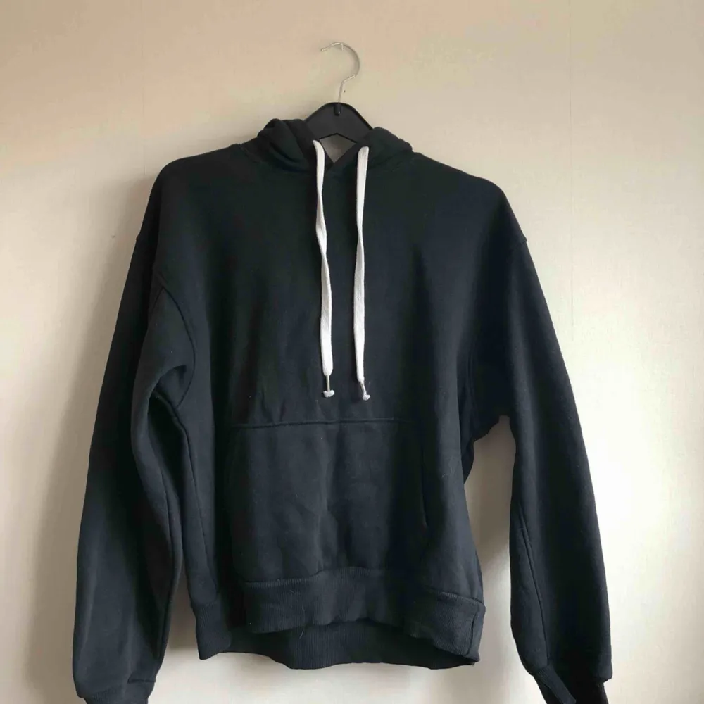 En grå/svart hoodie från Bershka✨ använd bara 1 gång och tvättat👍🏻 säljer pga fel storlek:(. Hoodies.