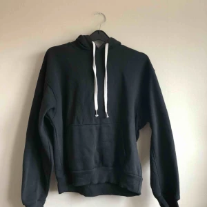  - En grå/svart hoodie från Bershka✨ använd bara 1 gång och tvättat👍🏻 säljer pga fel storlek:(