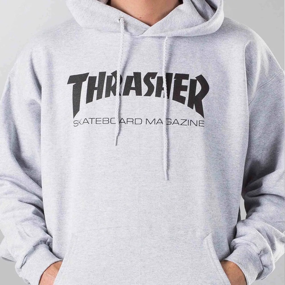 Säljer min grå Thrasher hoodie som är köpt på Hollywood butiken i Stockholm så den är äkta  Köpt för 949kr Frakt tillkommer, annars möts jag upp i sthlm. Hoodies.