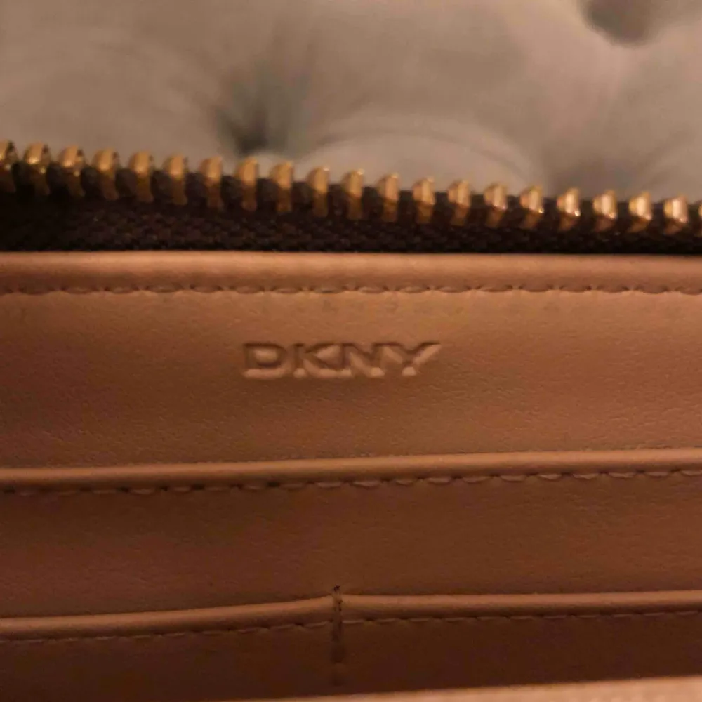 Äkta DKNY plånbok. Väldigt bra skick använd fåtal gånger. Nypris 999kr. Accessoarer.